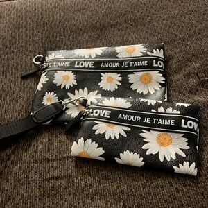 Daisy Wristlet